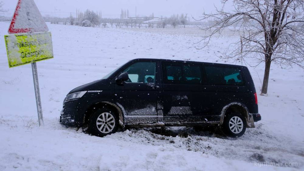 Karaman&rsquo;da karlı yolda kontrolden &ccedil;ıkan minib&uuml;s şarampole indi
