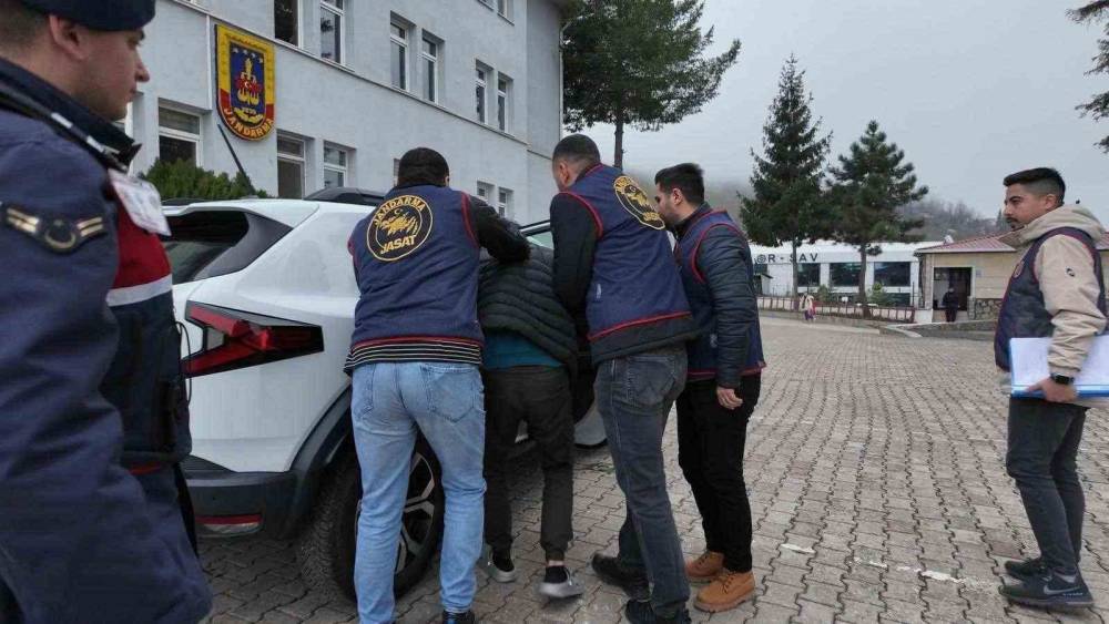 Ordu&rsquo;da jandarma ekiplerinden denetimler: Aranan 54 ş&uuml;pheli yakalandı
