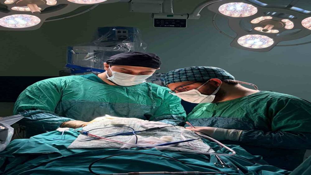 Ağrı&rsquo;da ilk beyin t&uuml;m&ouml;r&uuml; ameliyatı başarıyla ger&ccedil;ekleştirildi
