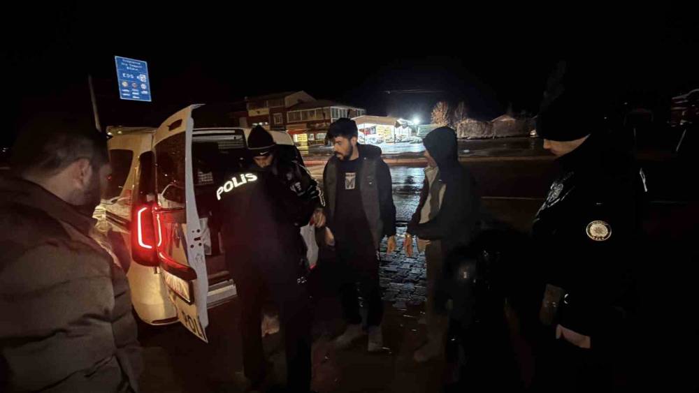 Otomobiliyle ka&ccedil;ak g&ouml;&ccedil;men taşıyan s&uuml;r&uuml;c&uuml; tutuklandı
