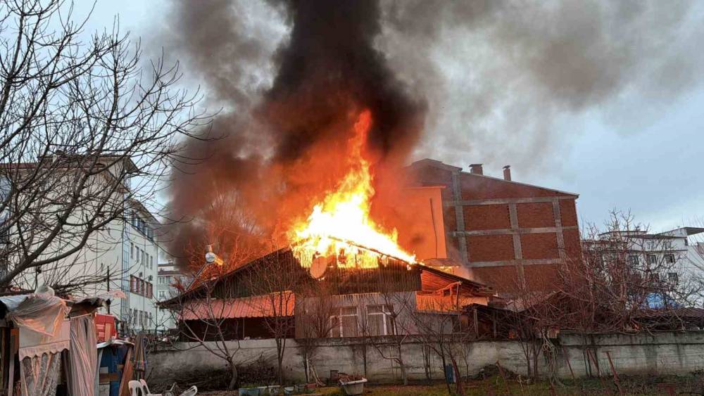 Tokat&rsquo;ta iki katlı evde yangın &ccedil;ıktı, ekiplerin m&uuml;dahalesi s&uuml;r&uuml;yor
