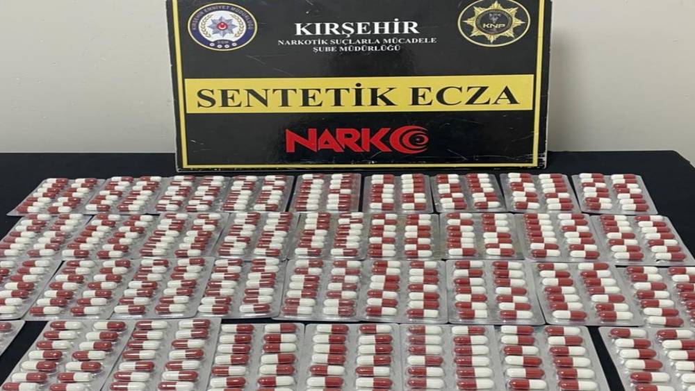 Kırşehir&rsquo;de 3 şahsın &uuml;zerinden 490 adet uyuşturucu &ccedil;ıktı
