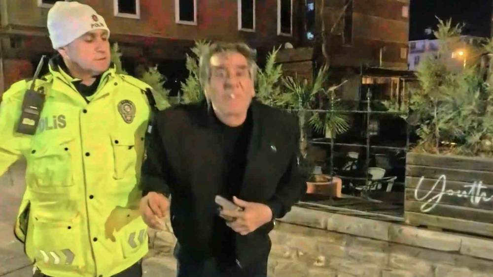 2.14 promil alkolle yakalandı: Gazeteciye el sallayıp y&uuml;z&uuml;ne t&uuml;k&uuml;rd&uuml;
