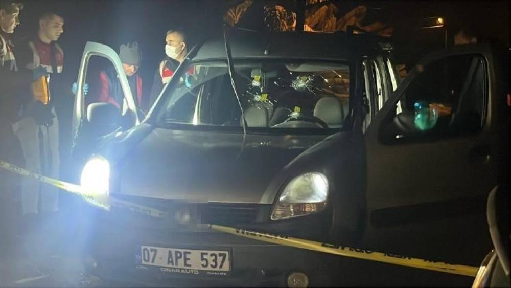 Alanya&rsquo;da seyir halindeki araca silahlı saldırı: 1 &ouml;l&uuml;
