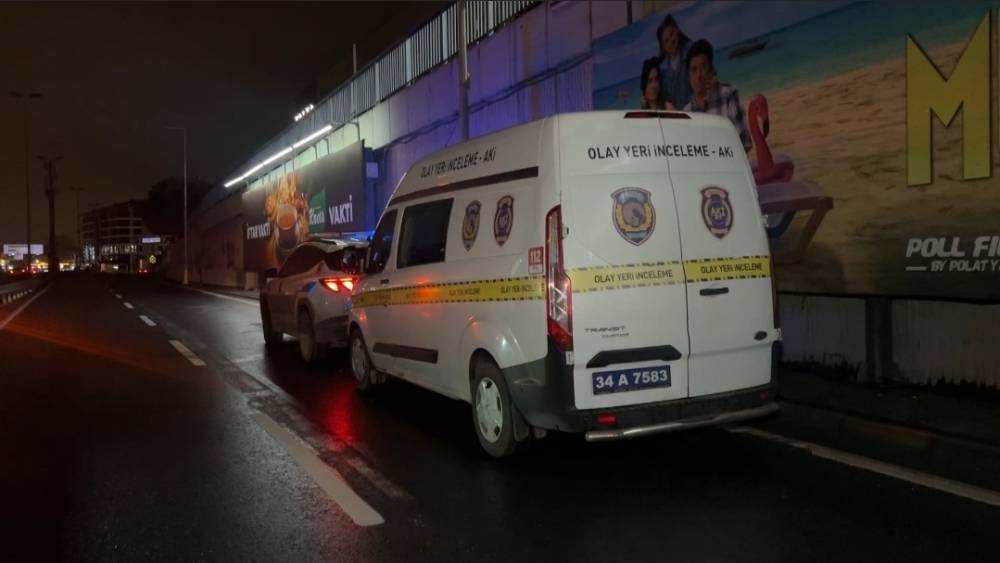 K&uuml;&ccedil;&uuml;k&ccedil;ekmece&rsquo;de seyir halindeki motosiklet, temizlik aracının altına girdi: 2 &ouml;l&uuml;
