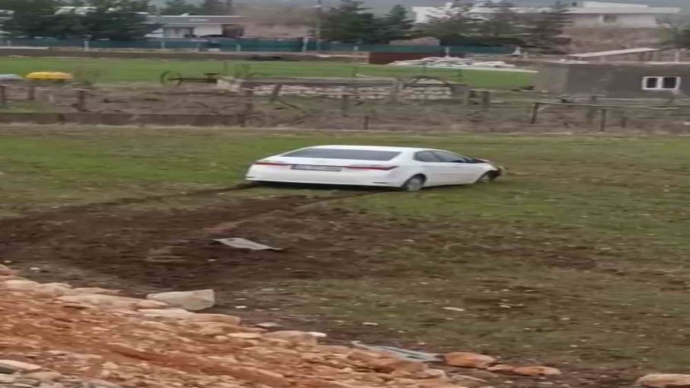 Siirt&rsquo;te yoldan &ccedil;ıkan otomobil tarlaya girdi
