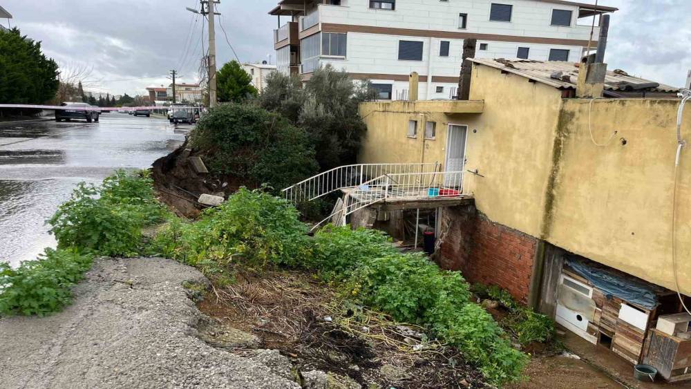 İzmir&rsquo;de evin istinat duvarı &ccedil;&ouml;kt&uuml;: 3 kişi tahliye edildi
