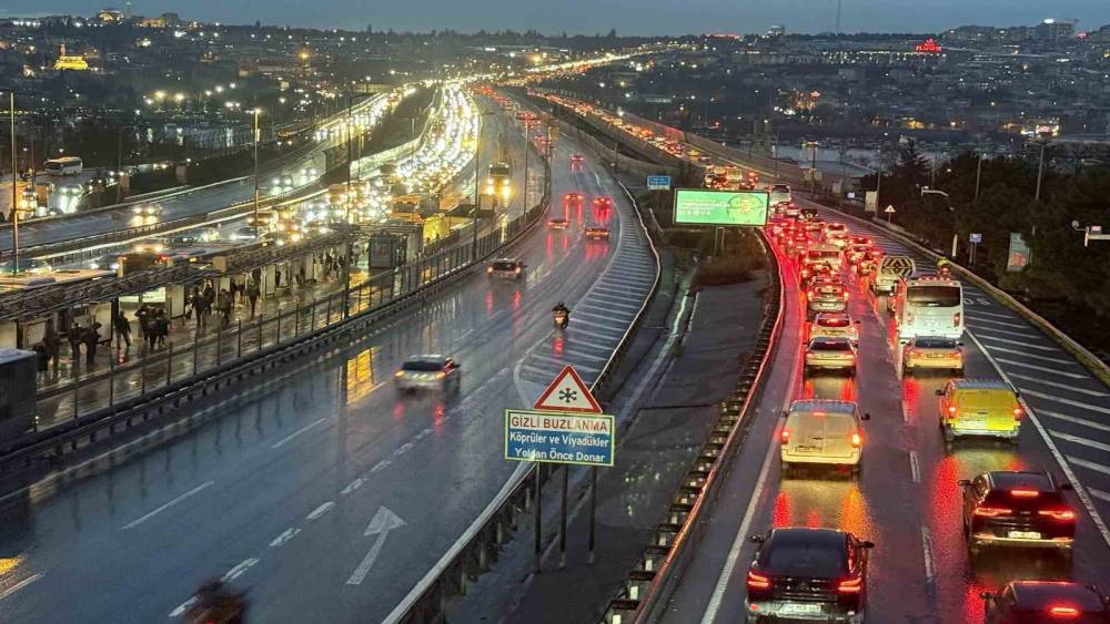 İstanbul&rsquo;da trafik yoğunluğu y&uuml;zde 90&rsquo;a yaklaştı

