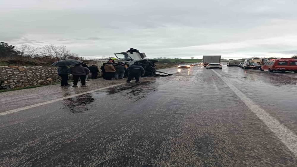G&ouml;nen&rsquo;de kamyon devrildi: 1 yaralı
