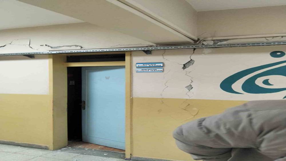 Tokat&rsquo;ta 5,5 b&uuml;y&uuml;kl&uuml;ğ&uuml;ndeki deprem okul duvarlarını &ccedil;atlattı
