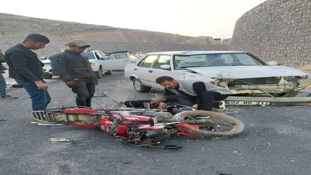 Otomobil ile motosiklet kafa kafaya &ccedil;arpıştı: 1 yaralı
