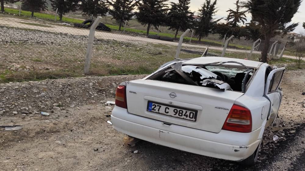 Otomobil şarampole yuvarlandı: 3 yaralı
