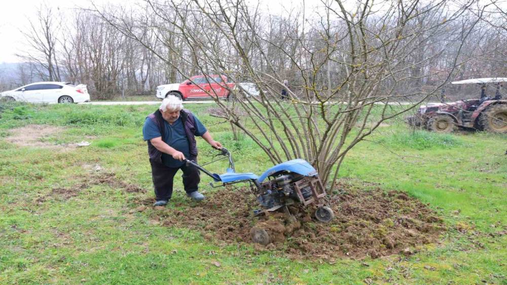 Kocaeli&rsquo;de hibeli g&uuml;brelerini alan &ccedil;ift&ccedil;iler tarlada mesaiye başladı
