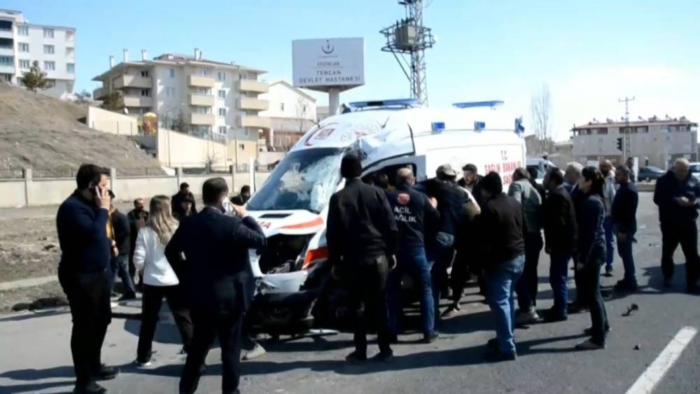 Erzincan&rsquo;da ambulans ile tır &ccedil;arpıştı: 2 sağlık personeli yaralandı
