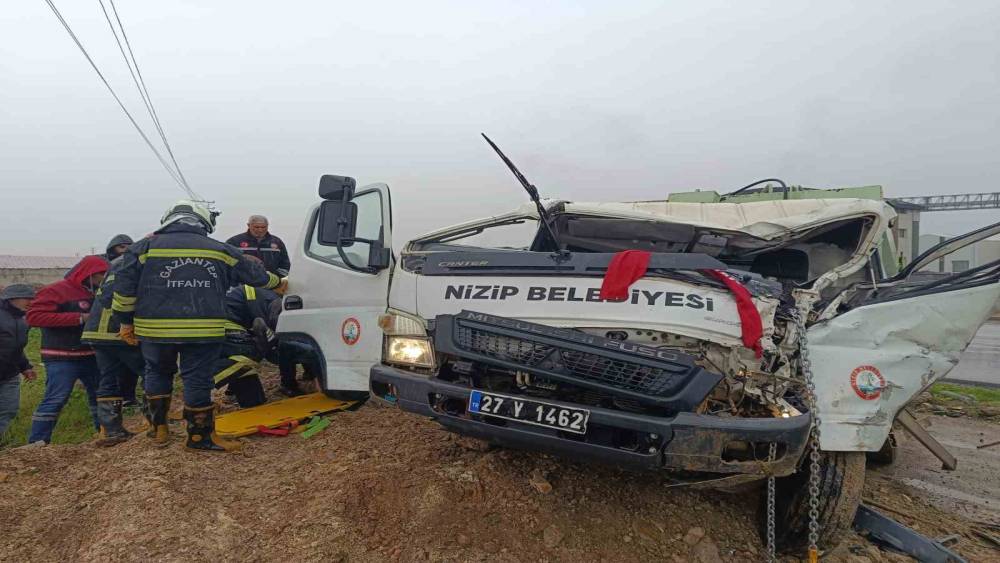 Nizip Belediyesi&rsquo;ne ait ara&ccedil; kaza yaptı: 1 yaralı
