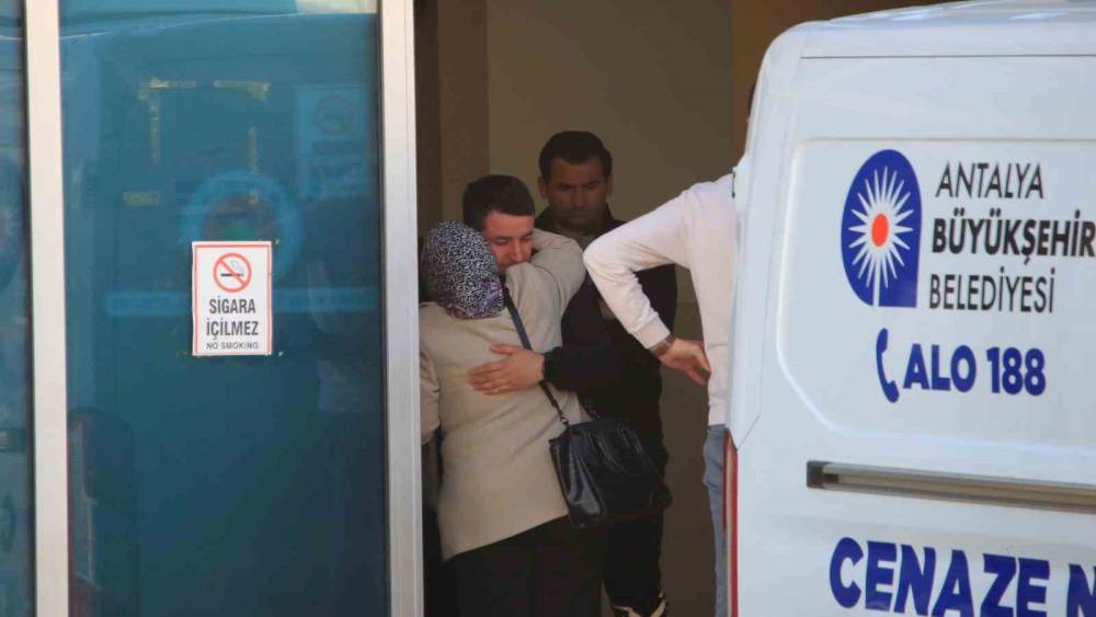 Antalya&rsquo;da bariyerlere &ccedil;arpan motosikletli hayatını kaybetti
