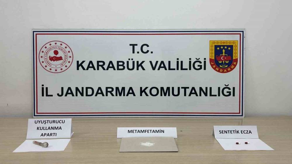 Karab&uuml;k&rsquo;te jandarmadan ka&ccedil;ak&ccedil;ılık ve uyuşturucu operasyonu: Silah, uyuşturucu ve ka&ccedil;ak telefon ele ge&ccedil;irildi
