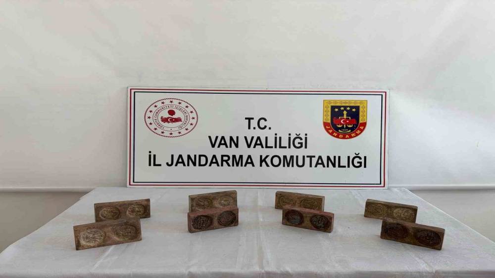 Van&rsquo;da altın hammaddeli tarihi eser operasyonu: 3,5 milyon liralık eser ele ge&ccedil;irildi

