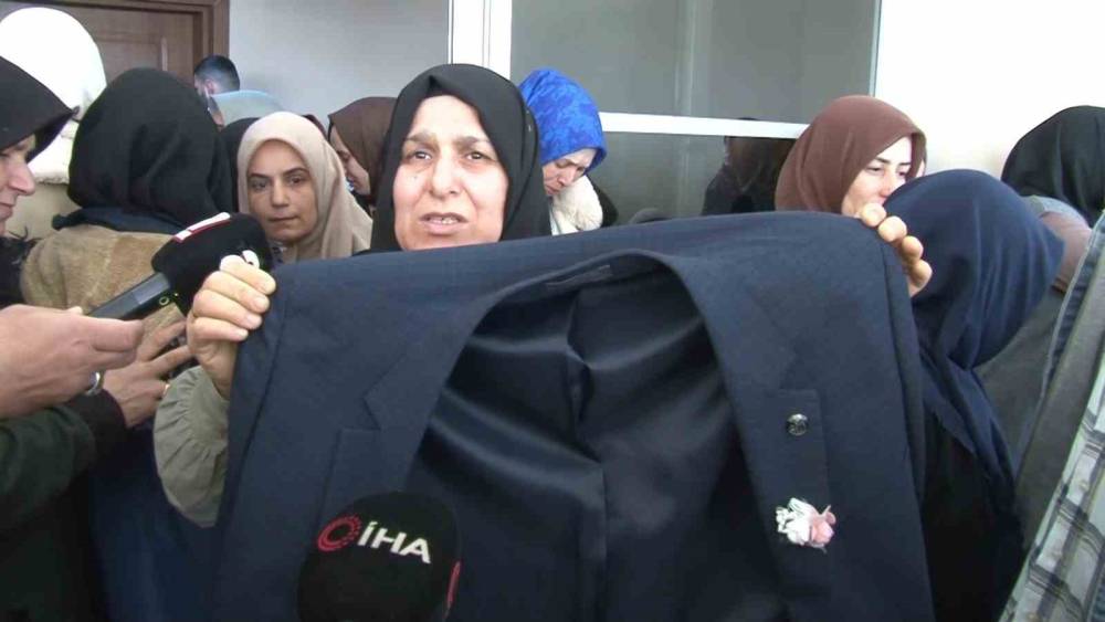 Tabutunun &uuml;zerine damatlığı konuldu: İran&rsquo;da hayatını kaybeden tır şof&ouml;r&uuml; son yolculuğuna uğurlandı
