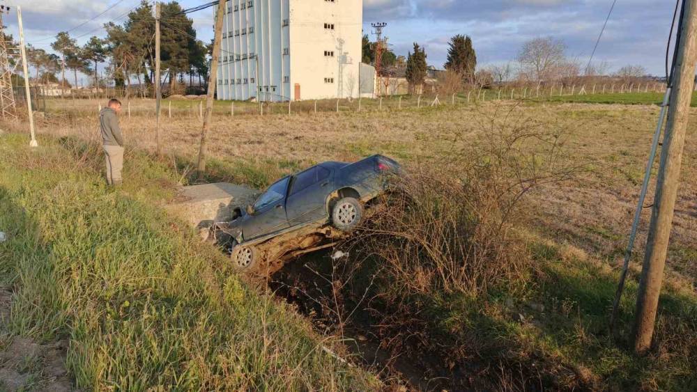 Otomobil su kanalına d&uuml;şt&uuml;, s&uuml;r&uuml;c&uuml; yaralandı
