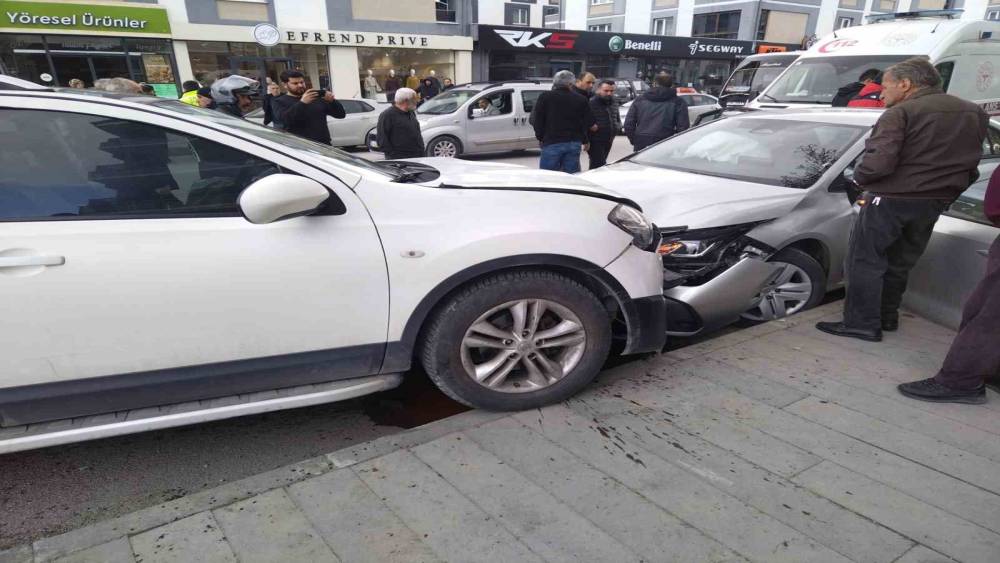 Erzincan&rsquo;da trafik kazası: 2 yaralı
