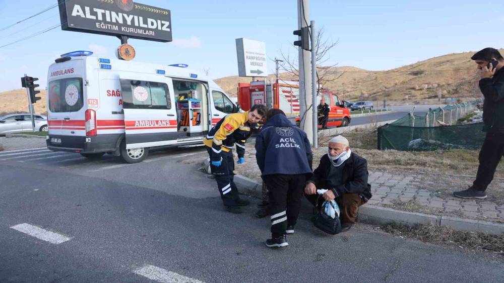 Kırmızı ışıkta bekleyen otomobile &ccedil;arptı: 2 yaralı
