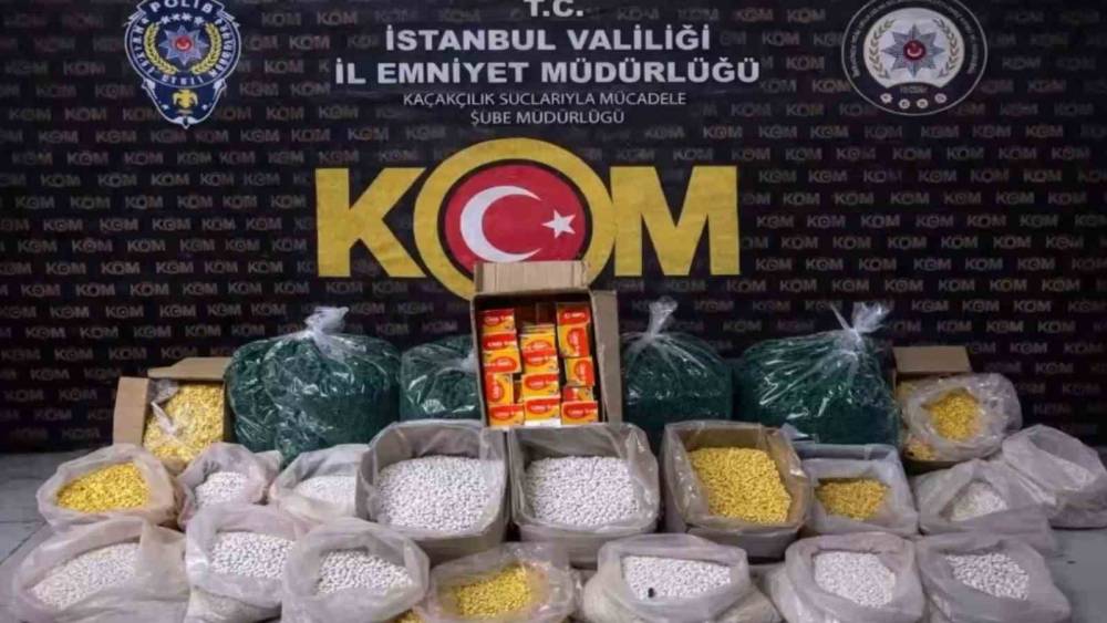 İstanbul&rsquo;da sahte ve ka&ccedil;ak ila&ccedil; deposuna su&ccedil;&uuml;st&uuml; baskın: 1,5 milyon sahte hap ele ge&ccedil;irildi, 2 g&ouml;zaltı
