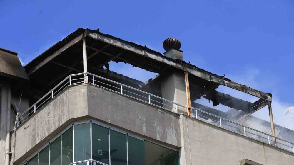 Binanın teras katında &ccedil;ıkan yangında yaşlı bina sakinleri, kapıları &ccedil;alan kuryelerin yardımıyla tahliye edildi
