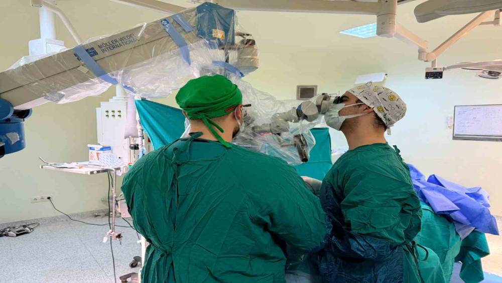 Ağrı&rsquo;da bir haftada &uuml;&ccedil; ileri d&uuml;zey beyin t&uuml;m&ouml;r&uuml; ameliyatı başarıyla ger&ccedil;ekleştirildi
