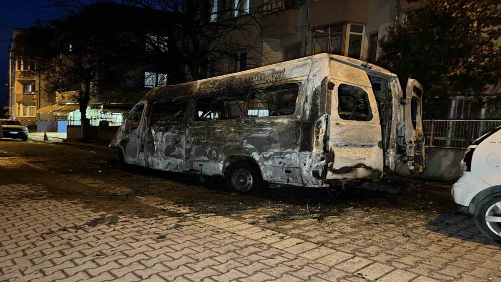 Avcılar&rsquo;da park halindeki servis aracı alev alev yandı
