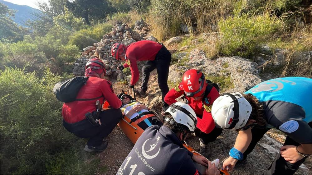 Y&uuml;r&uuml;y&uuml;ş yaparken, ayağı kırılan şahıs kurtarıldı
