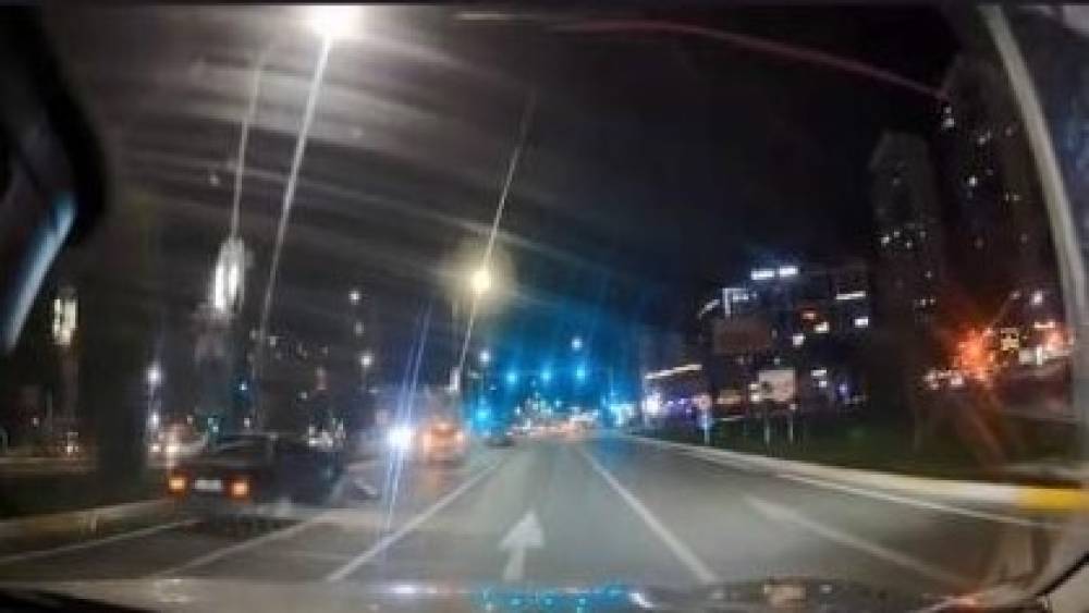 Makas atarken otomobile arkadan &ccedil;arptı... Kaza anı kamerada

