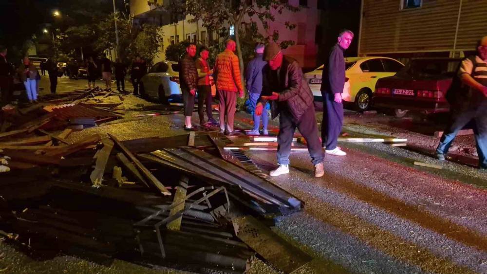 Şiddetli fırtına evin &ccedil;atısını u&ccedil;urdu, 6 ara&ccedil; hasar g&ouml;rd&uuml;... O anlar kamerada
