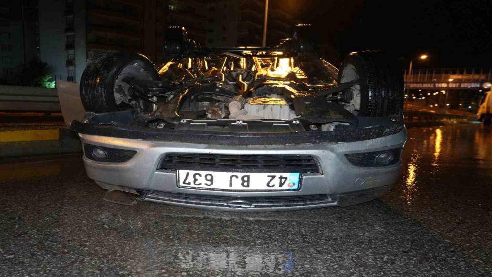 Alkoll&uuml; s&uuml;r&uuml;c&uuml;n&uuml;n kullandığı otomobil takla attı
