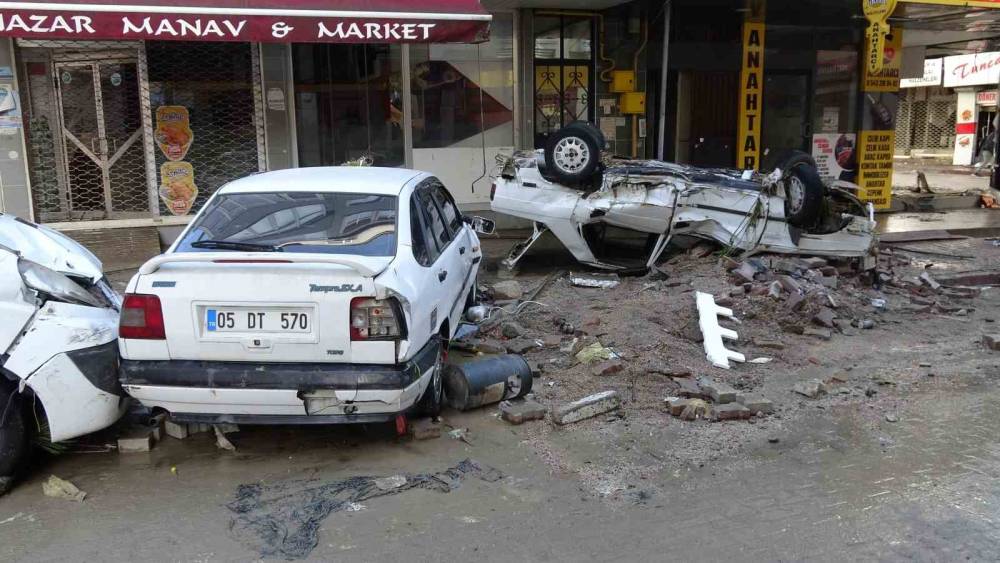 Sel felaketinin boyutu g&uuml;n ağarınca ortaya &ccedil;ıktı
