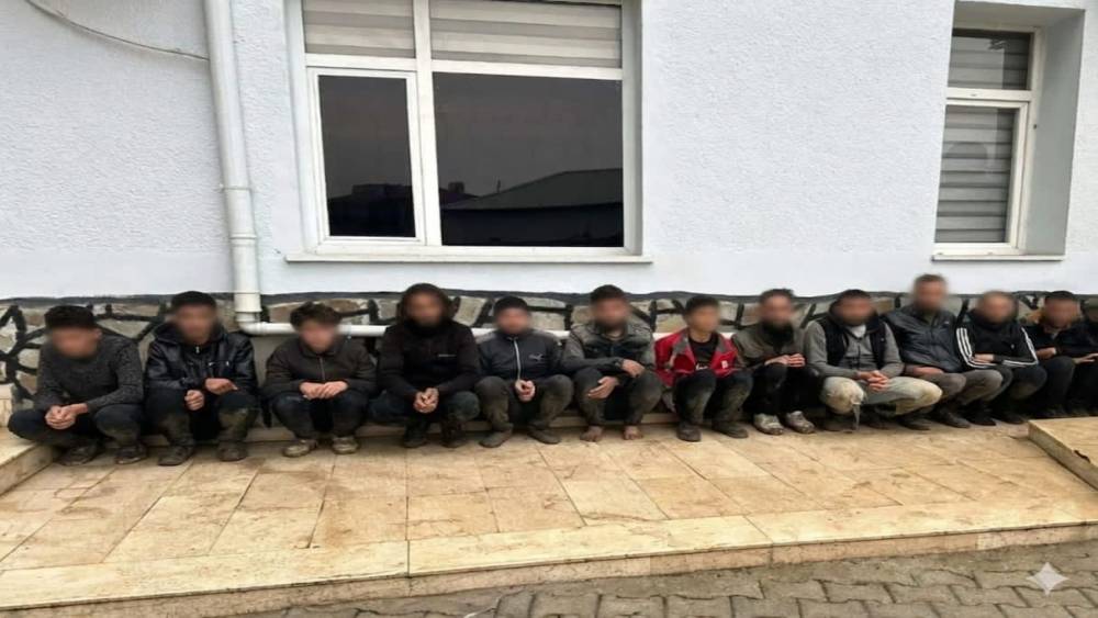 Yayladağı&rsquo;nda dron destekli operasyonda 11 g&ouml;&ccedil;men yakalandı
