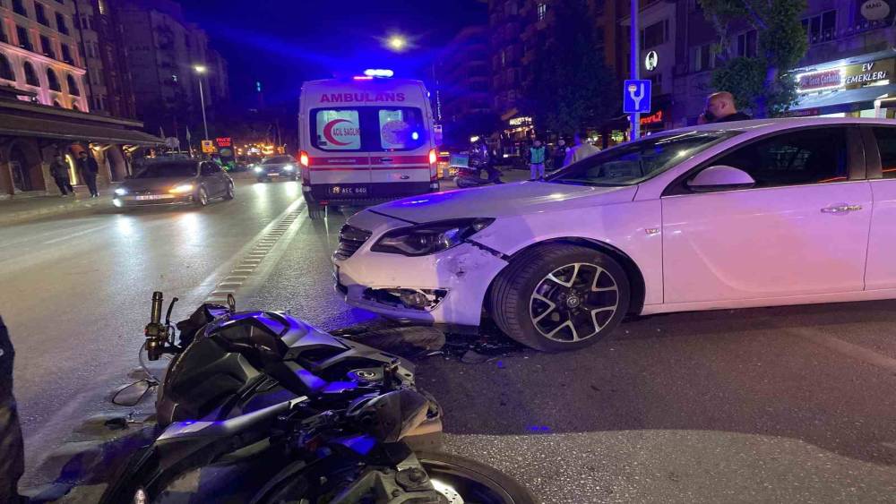 Otomobil ile motosiklet &ccedil;arpıştı: 1 yaralı
