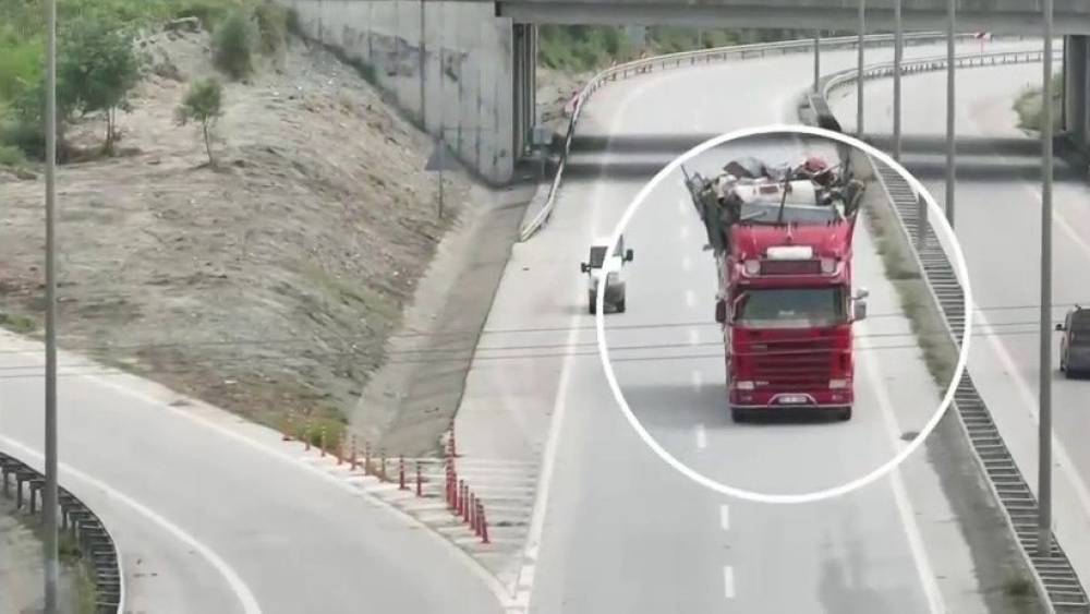 Otoyolda kuralları hi&ccedil;e sayan s&uuml;r&uuml;c&uuml;ler dron kamerasına yakalandı
