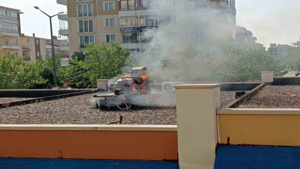 Tekirdağ&rsquo;da iş yerindeki yangın otoparktaki ara&ccedil;lara sı&ccedil;ramadan s&ouml;nd&uuml;r&uuml;ld&uuml;
