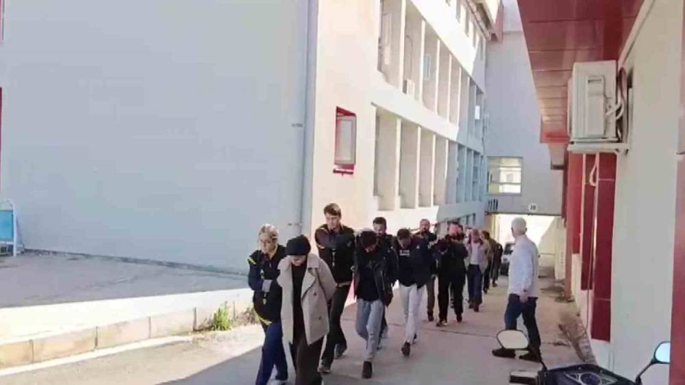 Kendilerini hakim, savcı ve polis olarak tanıtıp milyonluk vurgun yapan şebeke &ccedil;&ouml;kertildi
