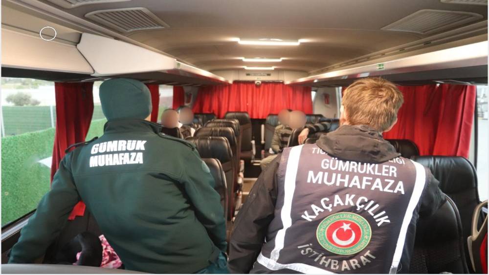 Yunanistan&rsquo;dan yurda giriş yapan yolcu otob&uuml;s&uuml;nden 4 ka&ccedil;ak g&ouml;&ccedil;men &ccedil;ıktı
