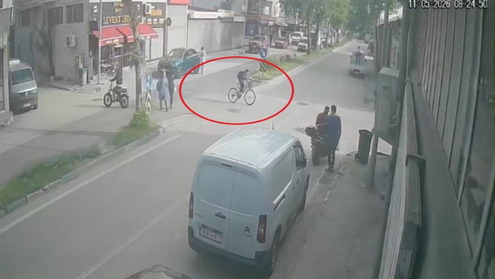 Kararsız bisikletli kazayı getirdi...Ne tarafa gideceğini şaşırınca motosikletliyle &ccedil;arpıştı
