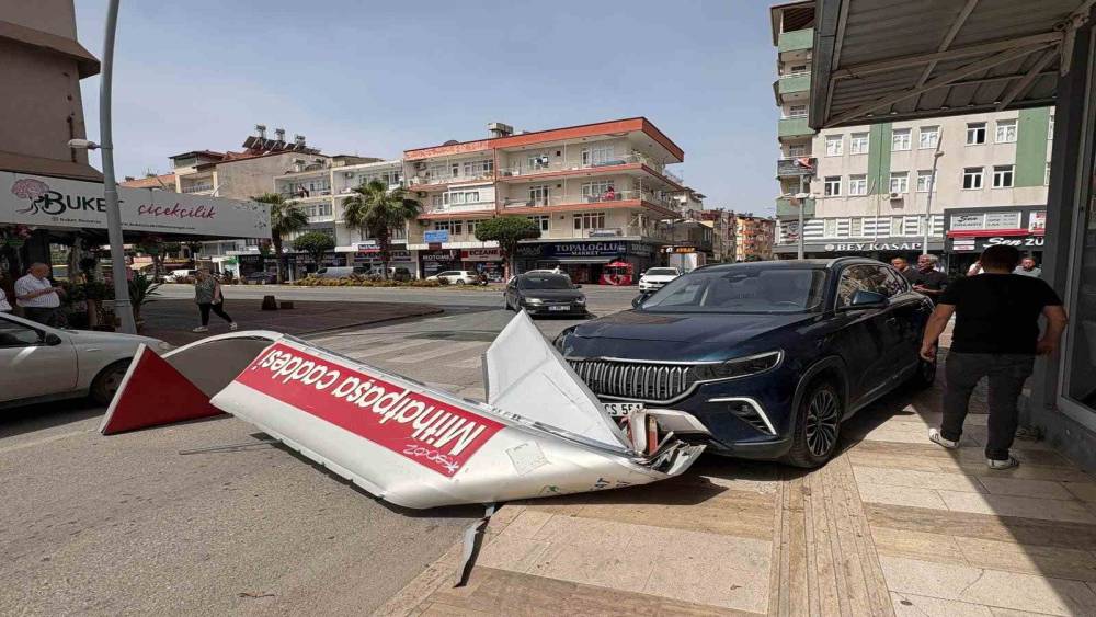 &Ouml;nce otomobile ardından dev tabelaya &ccedil;arptı, o anlar kameraya yansıdı
