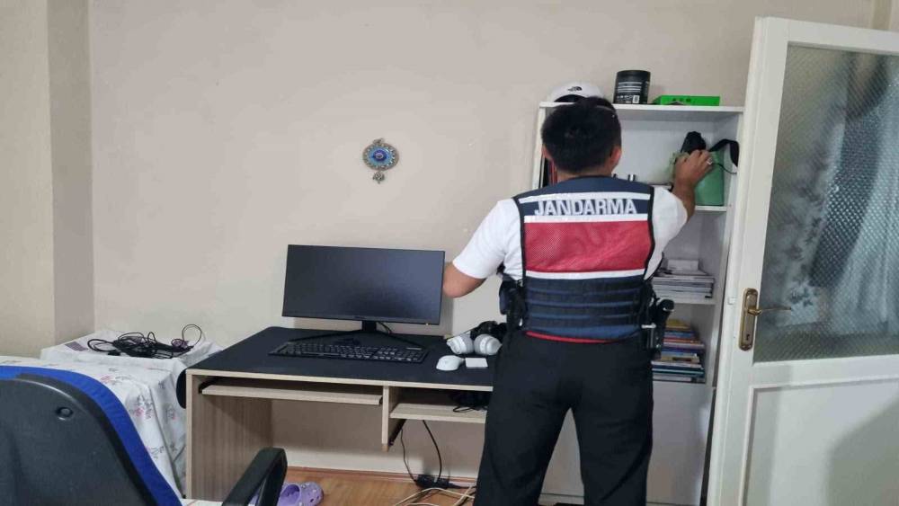 MİT&rsquo;ten kredi kartı şebekesine operasyon: 3 g&ouml;zaltı
