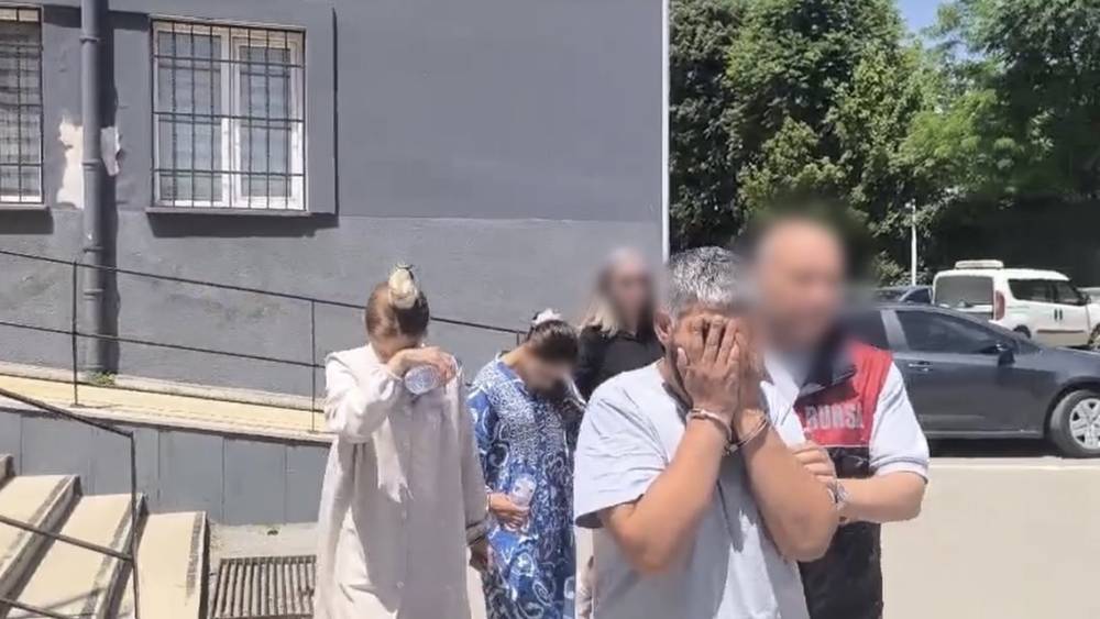 &Ccedil;aldıkları &ccedil;elik kasayla yakalandılar: 1.8 milyonluk ziynet sahibine teslim edildi
