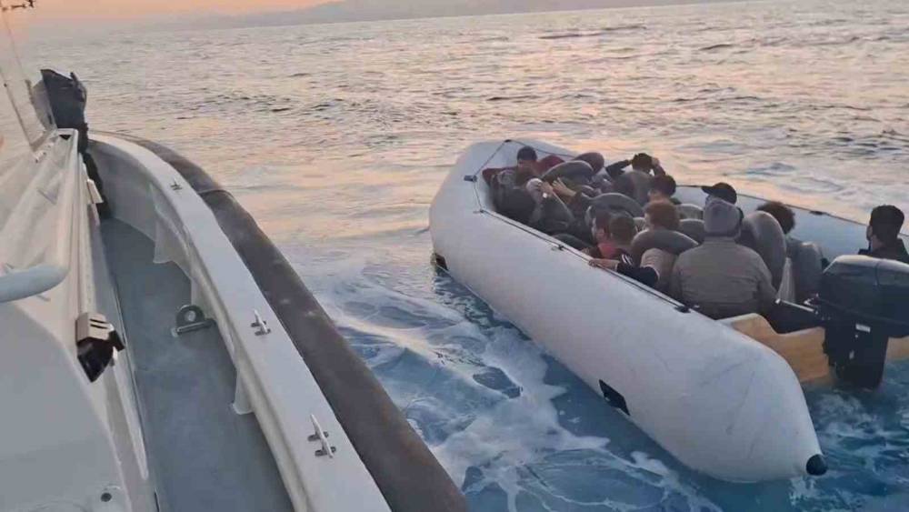Kuşadası a&ccedil;ıklarında 18 d&uuml;zensiz g&ouml;&ccedil;men yakalandı
