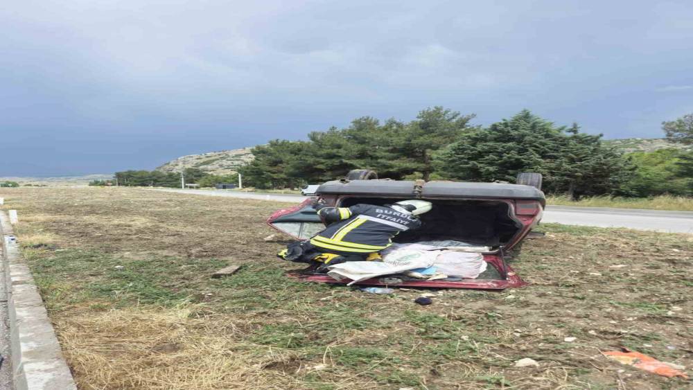 Yoldan &ccedil;ıkan otomobil takla attı: 2 yaralı

