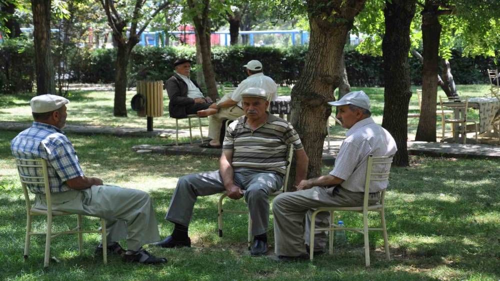 Sıcak havalarda susuzluk hissi olmasa bile her g&uuml;n en az 2-2,5 litre sıvı t&uuml;ketilmeli
