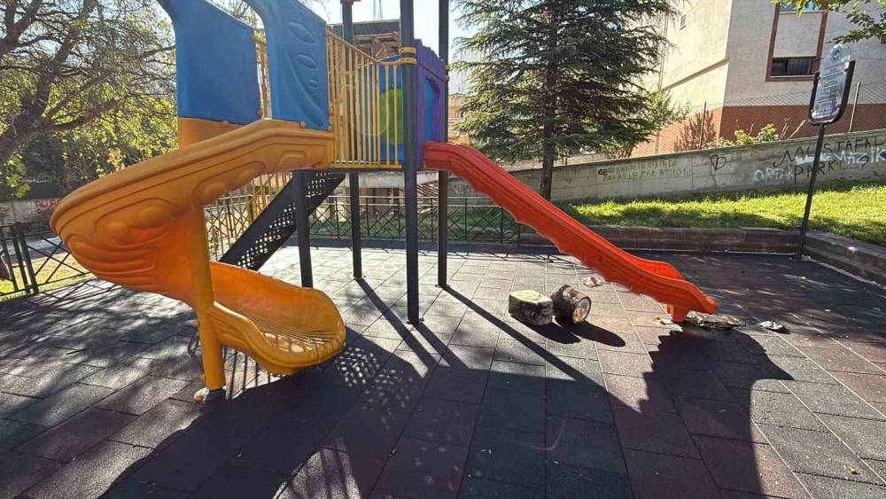 &Ccedil;ocuk parkındaki kaydıraklara yanık yağ d&ouml;kt&uuml;ler

