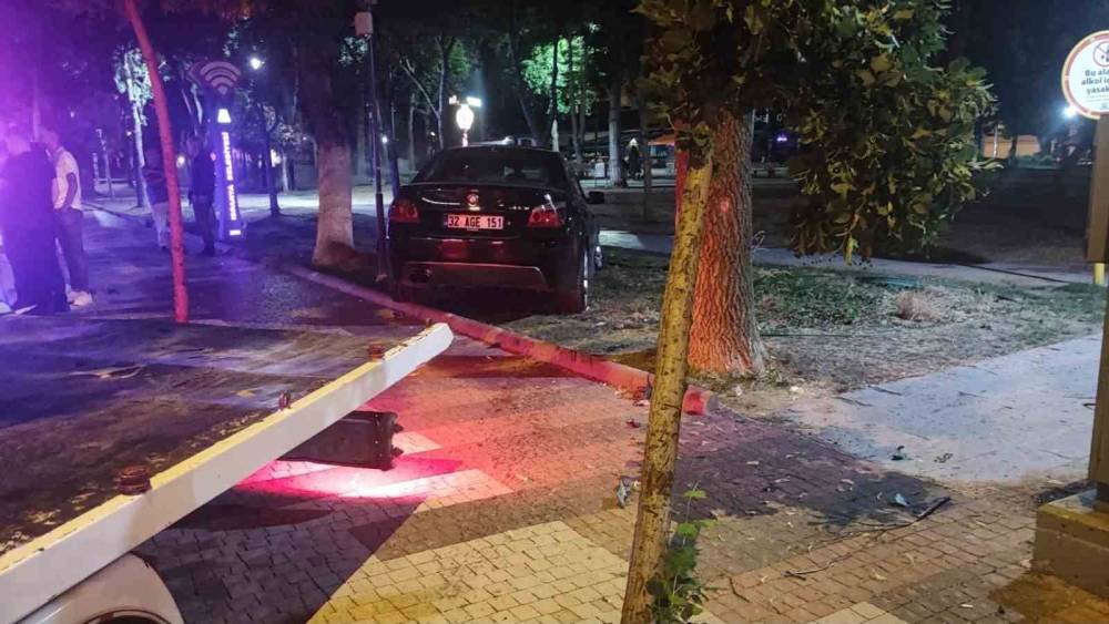 Alkoll&uuml; aday s&uuml;r&uuml;c&uuml; kaldırıma &ccedil;ıktı, ehliyetine el konuldu
